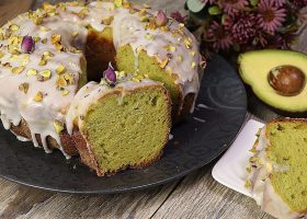 طريقة عمل كيك الافوكادو بالحبهان وطبقة العسل الاسود