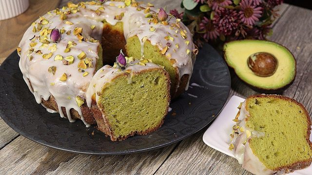 طريقة عمل كيك الافوكادو بالحبهان وطبقة العسل الاسود