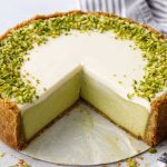 طريقة عمل تشيز كيك الزعفران بحشوة الورد المجفف