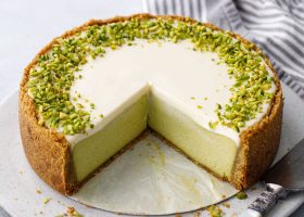 طريقة عمل تشيز كيك الزعفران بحشوة الورد المجفف