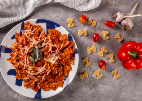 طريقة عمل مكرونة الدخن بصوص الحمص وزيت الفلفل الأحمر