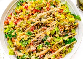 طريقة عمل سلطة الافوكادو بالقهوة  المحمصة ورذاذ العسل