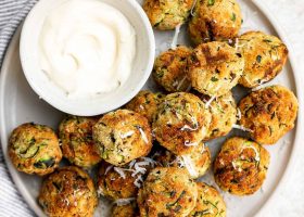 طريقة عمل كرات السبانخ والكوسا المغطاة بالبقسماط المقرمش