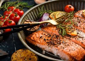 طريقة عمل سلمون مشوي مع البولينتا الإيطالية