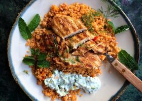 طريقة عمل ارز بالكركدية مع شرائح الدجاج المشوى بصوص الليمون الاسود