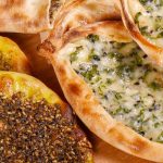 طريقة عمل فطائر السميد بالزعتر الأخضر واللوز المكرمل