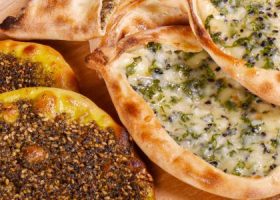 طريقة عمل فطائر السميد بالزعتر الأخضر واللوز المكرمل