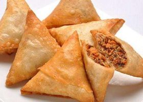 طريقة عمل فطائر السمبوسك المفتوحة بحشوة لحم الضأن ودبس التمر