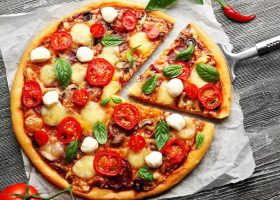 طريقة عمل بيتزا الجبن المعتق بالعسل واللافندر الطازج