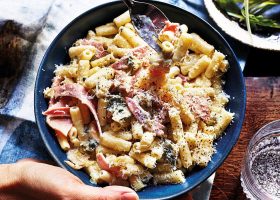 طريقة عمل مكرونة البطيخ المجفف مع صوص الجبن الأزرق