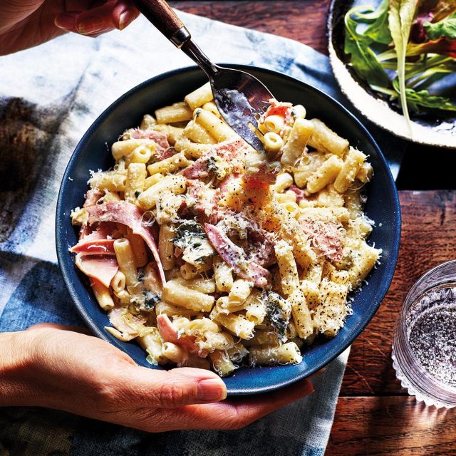 طريقة عمل مكرونة البطيخ المجفف مع صوص الجبن الأزرق