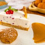 طريقة عمل كيك الجبنة الكريمية بالزعفران وصلصة الرمان