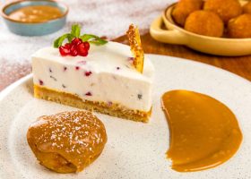 طريقة عمل كيك الجبنة الكريمية بالزعفران وصلصة الرمان