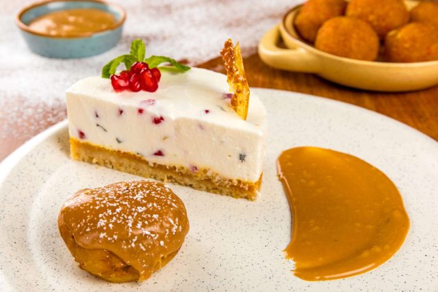 طريقة عمل كيك الجبنة الكريمية بالزعفران وصلصة الرمان