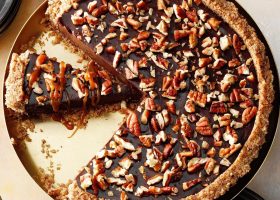 طريقة عمل فطيرة الشوكولاته الداكنة بزيت الزيتون والفلفل الأسود