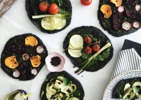 طريقة عمل بيتزا العجين الاسود بحشوة الدجاج بالعسل والخردل