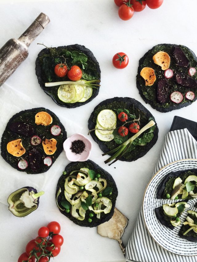 طريقة عمل بيتزا العجين الاسود بحشوة الدجاج بالعسل والخردل