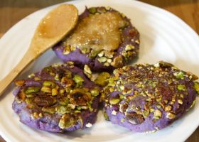 طريقة عمل فطائر البطاطا البنفسجية المحشية بكريمة الفستق والورد