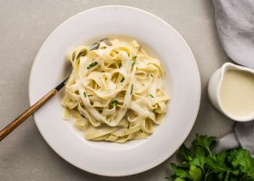 طريقة عمل مكرونة الكركدية بصوص الجبن الأبيض والفستق