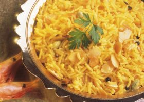 طريقة عمل ارز بالزعفران والتوت المجفف مع شرائح اللوز المحمص