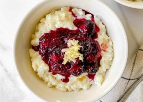 طريقة عمل كريب الارز باللبن مع صوص التوت والريحان