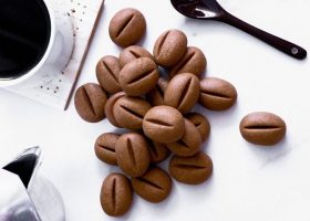 طريقة عمل بسكويت القهوة المحشى بالشوكولاتة البيضاء والريحان