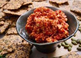 طريقة عمل بوظة الطماطم المجففة بالريحان وصوص العسل الحار