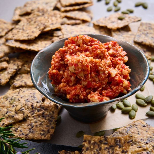 طريقة عمل بوظة الطماطم المجففة بالريحان وصوص العسل الحار