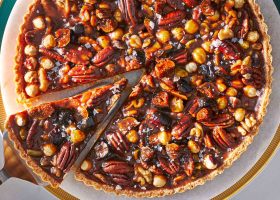 طريقة عمل تارت العسل الأسود بالمكسرات والزعتر البرى