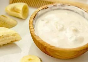 طريقة عمل الزبادي مع العسل والموز للسحور