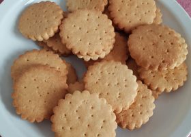 طريقة عمل بسكويت الجبنة الزرقاء بالعسل الابيض والفلفل الوردي