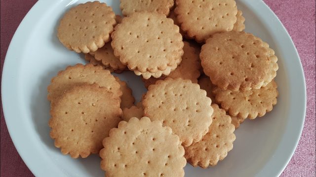 طريقة عمل بسكويت الجبنة الزرقاء بالعسل الابيض والفلفل الوردي