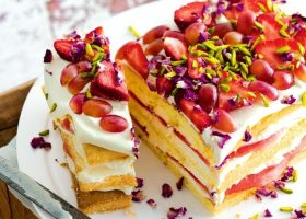 طريقة عمل كيك البطيخ المشوي بصوص الزعفران والفستق