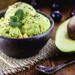 طريقة عمل ايس كريم الافوكادو بالماتشا والعسل الأسود