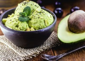 طريقة عمل ايس كريم الافوكادو بالماتشا والعسل الأسود