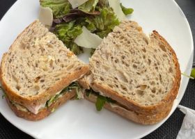 طريقة عمل توست البطاطا المشوية مع الحمص بالعسل والزعتر