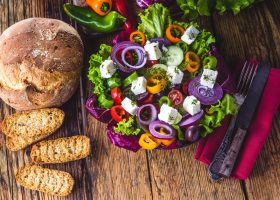 طريقة عمل سلطة يونانية بجبن الفيتا