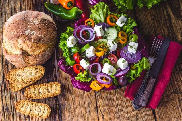 طريقة عمل سلطة يونانية بجبن الفيتا