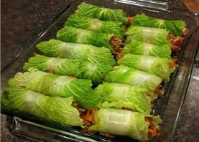 طريقة عمل لفائف الخس المحشية بكريمة الفول الاخضر والنعناع