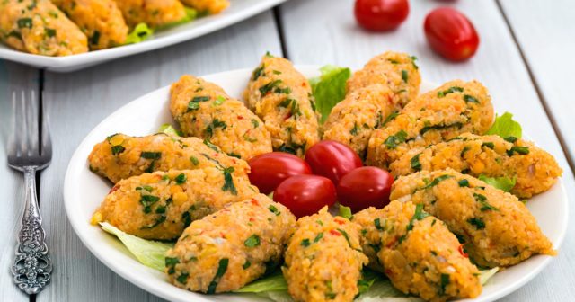 طريقة عمل كفتة العدس الاحمر المشوية مع صوص الزبادى بالليمون