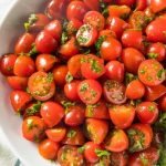 طريقة عمل سلطة طماطم كرزية مع صوص البيستو البارد