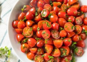 طريقة عمل سلطة طماطم كرزية مع صوص البيستو البارد