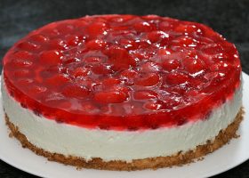 طريقة عمل تشيز كيك الزبادي بالفراولة والريحان الطازج