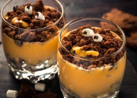 طريقة عمل باناكوتا قمر الدين بفتات كيك الشوكولاتة