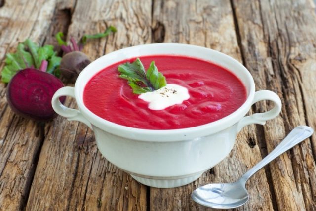 طريقة عمل شوربة الشمندر والفراولة بالزنجبيل والعسل