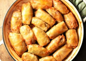 طريقة عمل لفائف الملفوف الاحمر بحشوة التين المجفف والجبن المملح