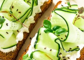 طريقة عمل ميني ساندويتشات الخيار والتفاح بجبنة الكريم والعسل