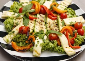 طريقة عمل فتوش الفواكه بالجبنة الحلوم المشوية