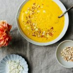 طريقة عمل شوربة الحليب والزعفران بالمكسرات المحمصة