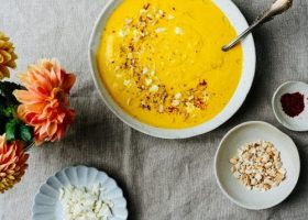 طريقة عمل شوربة الحليب والزعفران بالمكسرات المحمصة